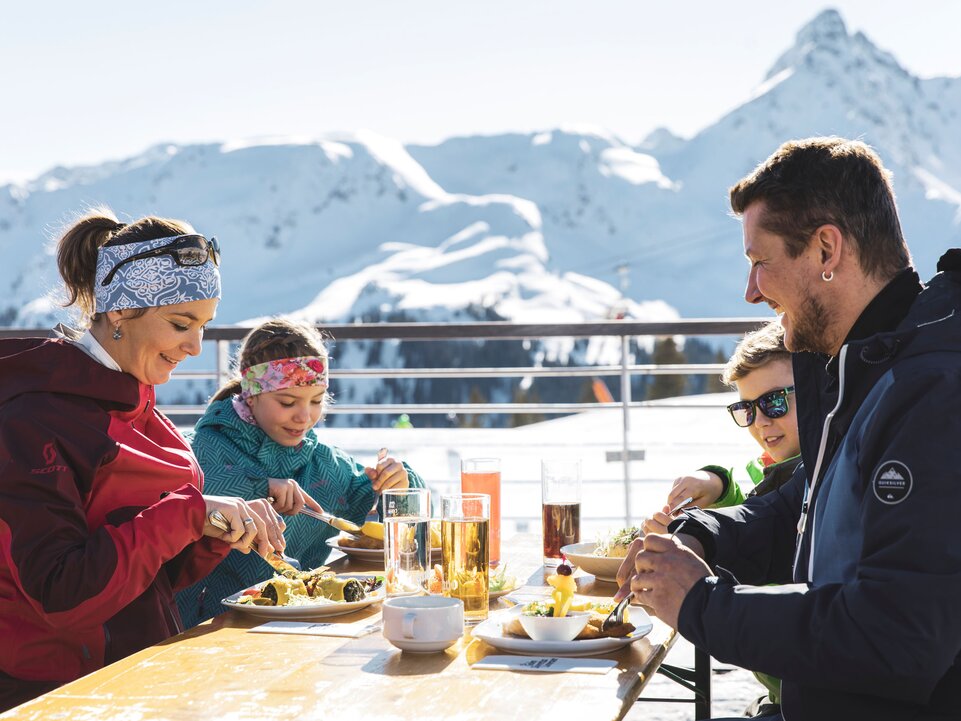 Panorama-Restaurant-Grüneck Winter Familie Golm im Montafon | © Golm Silvretta Luenersee Tourismus GmbH Bregenz, Christoph Schoech