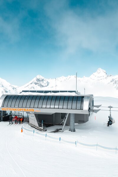 Hüttenkopfbahn am Erlebnisberg Golm | © Golm Silvretta Lünersee Tourismus GmbH Bregenz, Mathaeus Gartner Photovoltaik-Sesselbahn am Erlebnisberg Golm im Montafon von oben fotografiert | © Golm Silvretta Lünersee Tourismus GmbH Bregenz, Mathaeus Gartner