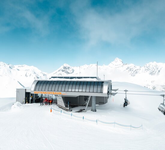 Hüttenkopfbahn am Erlebnisberg Golm | © Golm Silvretta Lünersee Tourismus GmbH Bregenz, Mathaeus Gartner Photovoltaik-Sesselbahn am Erlebnisberg Golm im Montafon von oben fotografiert | © Golm Silvretta Lünersee Tourismus GmbH Bregenz, Mathaeus Gartner