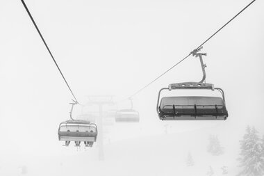 Raetikonbahn at Erlebnisberg Golm im Montafon | © Golm Silvretta Luenersee Tourismus GmbH Bregenz, Christoph Schoech Chairlift passing through dense fog | © Golm Silvretta Luenersee Tourismus GmbH Bregenz, Christoph Schoech