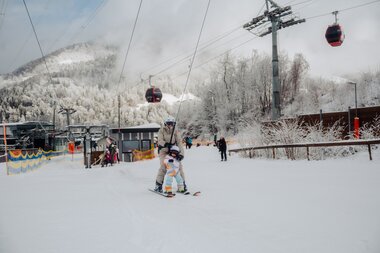 Schlepplift Innerbach at the valley station Vandans at Golm | © Golm Silvretta Lünersee Tourismus GmbH Bregenz, Philipp Schilcher Mom with her child going up a drag lift on the Golm | © Golm Silvretta Lünersee Tourismus GmbH Bregenz, Philipp Schilcher