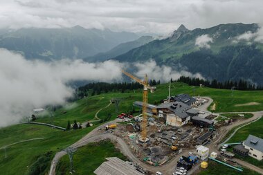 Baustelle Neubau Bergrestaurant Grüneck | © Golm Silvretta Lünersee Tourismus GmbH Bregenz, Philipp Schilcher Bild der Baustelle vom Neubau Bergrestaurant Grüneck von oben | © Golm Silvretta Lünersee Tourismus GmbH Bregenz, Philipp Schilcher