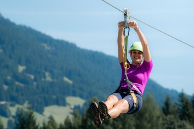 Frau die eine Seilrutsche hinunterrutscht am Golm | © Golm Silvretta Lünersee Tourismus GmbH, bobdo