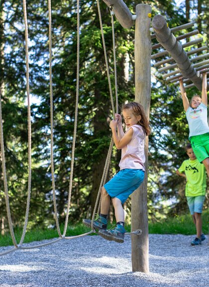 Kinder, die in einem kleinen Klettergarten in Golmis Forschungspfad auf Seilen und Stangen herumklettern | © Golm Silvretta Lünersee Tourismus GmbH Bregenz, Stefan Kothner