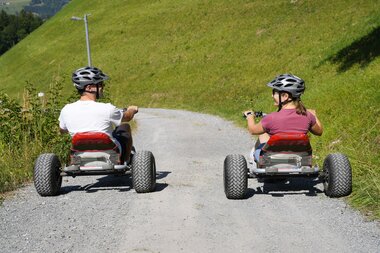 2 Personen auf Mountaincarts die gerade eine Strecke hinunterfahren | © Golm Silvretta Lünersee Tourismus GmbH