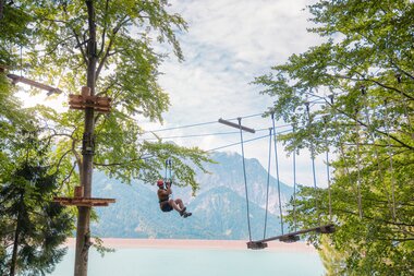Mann der im Waldseilpark-Golm klettert | © Golm Silvretta Lünersee Tourismus GmbH Bregenz, Mathaeus Gartner