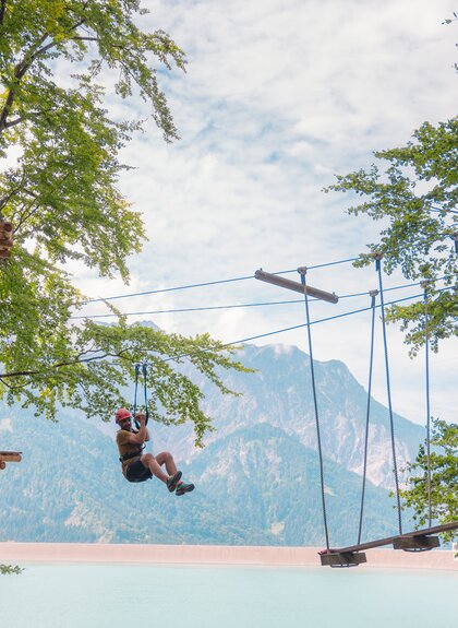 Mann der im Waldseilpark-Golm klettert | © Golm Silvretta Lünersee Tourismus GmbH Bregenz, Mathaeus Gartner