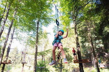 Kind das gerade im Waldseilpark-Golm klettert | © Golm Silvretta Lünersee Tourismus GmbH Bregenz, Stefan Kothner
