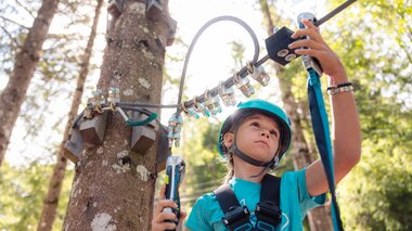 Kind das gerade im Waldseilpark-Golm klettert | © Golm Silvretta Lünersee Tourismus GmbH Bregenz, Mathaeus Gartner