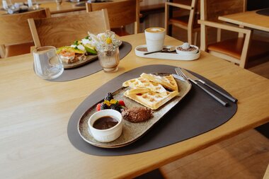 Frische Waffeln auf einem Teller im Restaurant Feineck | © Golm Silvretta Lünersee Tourismus GmbH Bregenz, Philipp Schilcher
