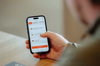 Bestellung per Mobiltelefon im Restaurant Grüneck am Golm | © Golm Silvretta Lünersee Tourismus GmbH Bregenz, Philipp Schilcher
