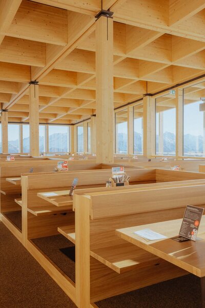 Innenaufnahme vom leeren Restaurant Grüneck mit den Sitzmöglichkeiten | © Golm Silvretta Lünersee Tourismus Gmbh Bregenz, Philipp Schilcher