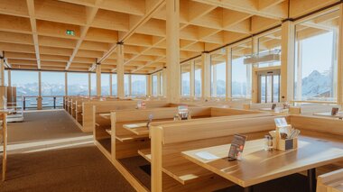 Innenaufnahme vom leeren Restaurant Grüneck mit den Sitzmöglichkeiten | © Golm Silvretta Lünersee Tourismus Gmbh Bregenz, Philipp Schilcher