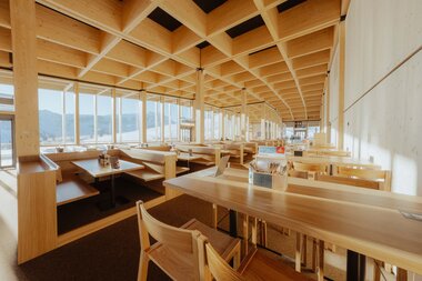 Innenaufnahme vom leeren Restaurant Grüneck mit den Sitzmöglichkeiten | © Golm Silvretta Lünersee Tourismus Gmbh Bregenz, Philipp Schilcher