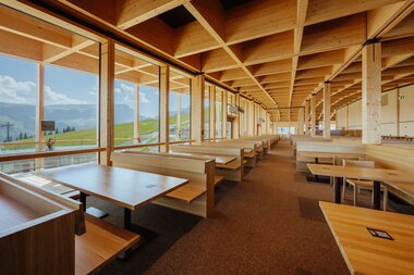 Innenaufnahme vom leeren Restaurant Grüneck mit den Sitzmöglichkeiten | © Golm Silvretta Lünersee Tourismus GmbH Bregenz, Philipp Schilcher