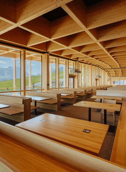 Innenaufnahme vom leeren Restaurant Grüneck mit den Sitzmöglichkeiten | © Golm Silvretta Lünersee Tourismus GmbH Bregenz, Philipp Schilcher