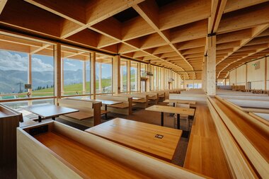 Innenaufnahme vom leeren Restaurant Grüneck mit den Sitzmöglichkeiten | © Golm Silvretta Lünersee Tourismus GmbH Bregenz, Philipp Schilcher