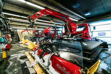 Drei große Pistenbullys in einer Pistenbullygarage | © Golm Silvretta Lünersee Tourismus GmbH Bregenz, Christoph Schoech 