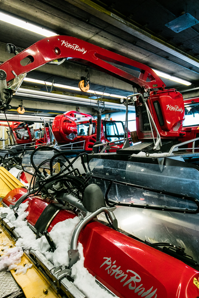 Faszination Bergbahn Erlebnisberg Golm | © Golm Silvretta Lünersee Tourismus GmbH Bregenz, Christoph Schoech Three large Pistenbullys in a Pistenbully garage | © Golm Silvretta Lünersee Tourismus GmbH Bregenz, Christoph Schoech