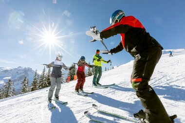 Skilehrer mit drei Gruppenkursteilnehmern beim Skifahren | © Golm Silvretta Lünersee Tourismus GmbH Bregenz, Stefan Kothner