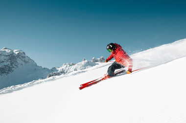 Skifahrer der gerade auf einer Piste im Skigebiet Golm hinunterfährt | © Golm Silvretta Lünersee Tourismus GmbH Bregenz, Mathäus Gartner