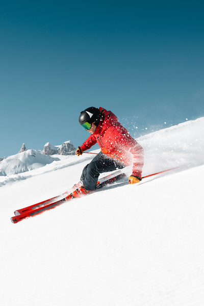 Skifahren am Erlebnisberg Golm | © Golm Silvretta Lünersee Tourismus GmbH Bregenz, Mathäus Gartner Skifahrer der gerade auf einer Piste im Skigebiet Golm hinunterfährt | © Golm Silvretta Lünersee Tourismus GmbH Bregenz, Mathäus Gartner