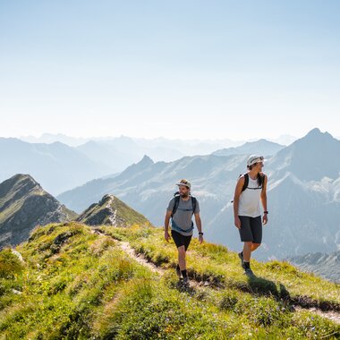 Zwei Wanderer die gerade am Erlebnisberg Golm wandern | © Golm Silvretta Lünersee Tourismus GmbH Bregenz, Stefan Kothner
