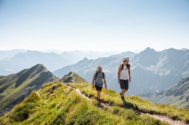 Zwei Wanderer die gerade am Erlebnisberg Golm wandern | © Golm Silvretta Lünersee Tourismus GmbH Bregenz, Stefan Kothner