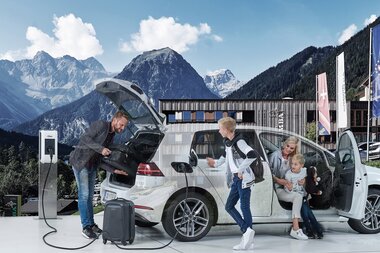 Familie rund um ein Elektroauto auf dem Weg in den Urlaub | © vkw vlotte Vorarlberg